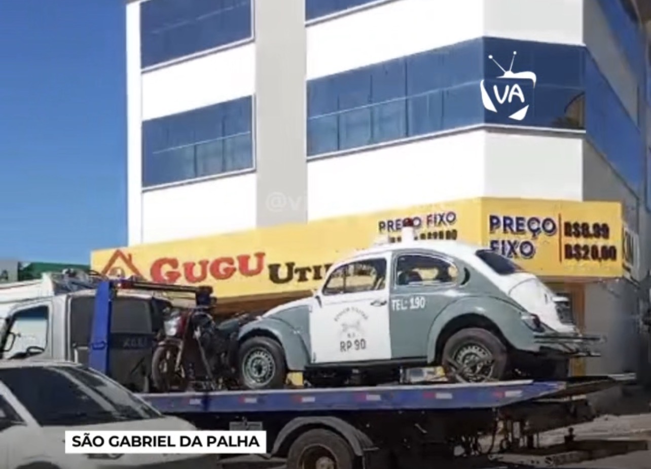 Fusca viatura chama a atenção de moradores ao ser transportado por guincho em São Gabriel da Palha